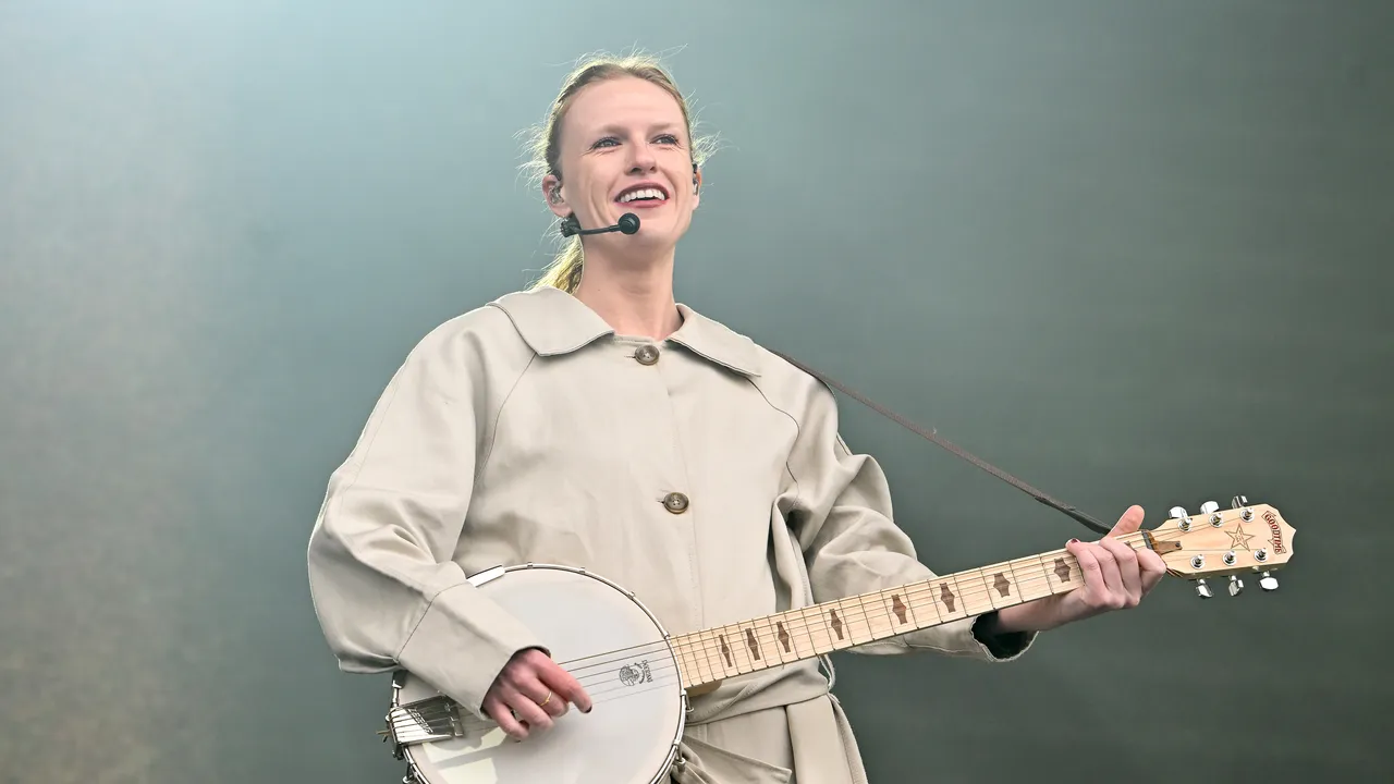 Audrey Hobert live performance